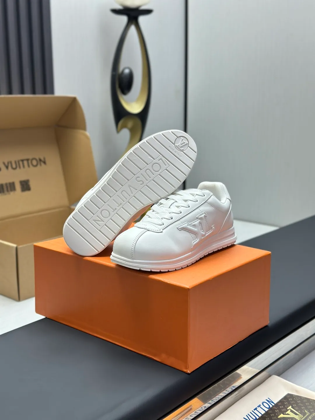 👟👟Ex-factory price 680👟👟 Full set of packaging with airplane box💰Top version LV-Louis Vuitton-classic catwalk new style 1:1 development replica of the original version! ! The upper foot is very comfortable. It is made of luxurious materials and fine workmanship. The midsole is printed with English letters "Made in Europe". The upper is made of calfskin imported from Italy. The side is decorated with the brand's LOGO and signature. The latest latex foot pads and mesh lining make the foot feel super comfortable. The original two-color TPU combination outsole is specially provided by the original factory. Bag technology Goodyear stitched edges Fabric: Exclusive customized first-layer cowhide Accessories: Exclusive private model Vuitton logo, lining: Customized silk mesh lining - first-layer silk cowhide lining Outsole: TPU combination outsole wear-resistant, non-slip and anti-yellowing Foot pads: new latex pads-mesh sweat-absorbent Counter technology: fully computerized sewing machine wire drawing Toe box back cover Hot and cold shaping Full set of pull-top lasts with medium and low logo patterns Special counter packaging - shoelaces, certificate, card, instructions, certificate of quality, dust bag, the most complete packaging on the entire network, women's 35-40 men's 38-46 (38/46 customized, non-refundable! GD9916